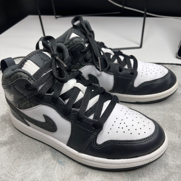 Nike Air Jordan 1 Mid Se Panda Elephant 2023 Size 2y FB9910-001 - Picture 1 of 8